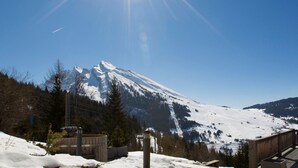A snow-covered mountain with a clear sky and a bright sun. - 5-Bedroom Chalet, Sauna, Norwegian Bath, Wifi, Sleeps 12 in La Clusaz (La Clusaz)