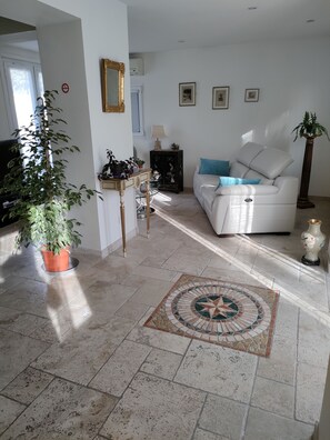 TV, DVD-spiller og bøker