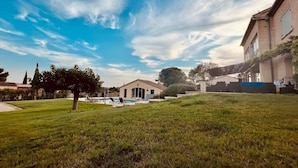 Zona residencial con piscina, casas y cielo despejado.