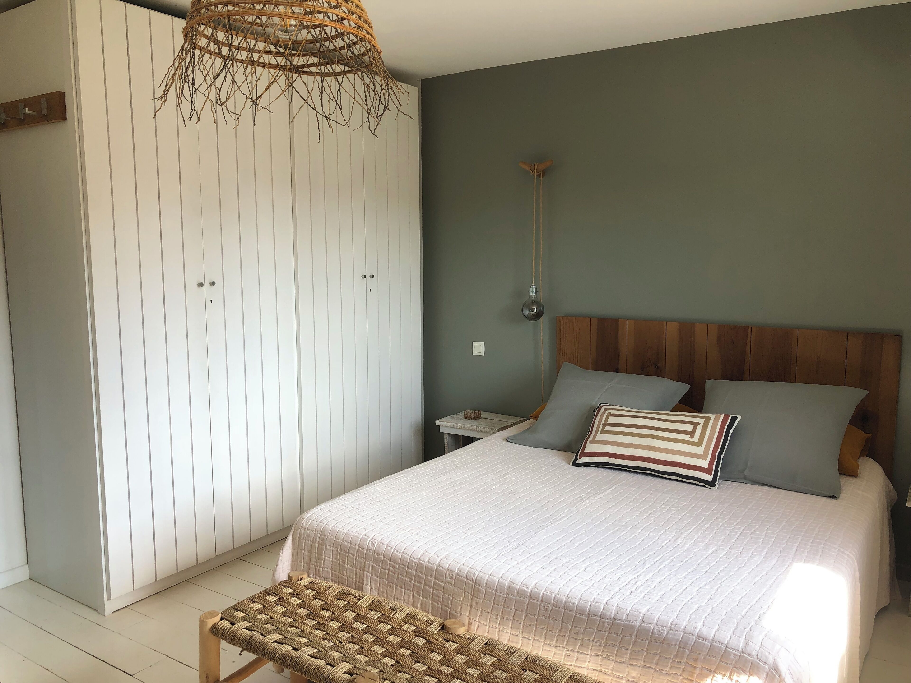3 slaapkamers, een strijkplank/strijkijzer, gratis wifi, beddengoed