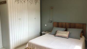 3 slaapkamers, een strijkplank/strijkijzer, gratis wifi, beddengoed
