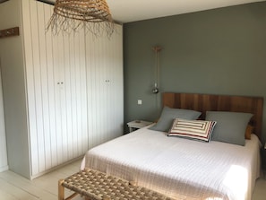 3 bedrooms, iron/ironing board, free WiFi, bed sheets