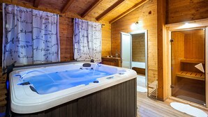 A wooden cabin with a hot tub, wooden walls, and a glass shower enclosure. - Villa with pool, wellness area and private tennis court (Scicli)