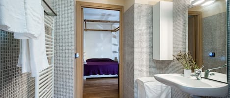 Bathtub, hair dryer, towels