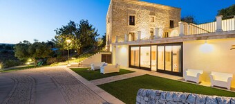 Villa with pool, wellness area and private tennis court