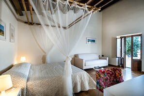 4 bedrooms, in-room safe, iron/ironing board, free WiFi