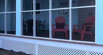 "JUNIOR'S PLACE" Peaceful & Private, 2 blocks to beach - LOW PET FEE