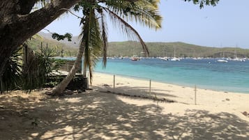 Nära stranden och solstolar