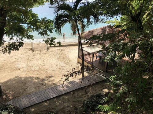 Jolie villa les pieds dans l'eau avec vue mer, accès direct à la plage