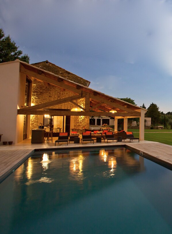 Una piscina al aire libre, una piscina climatizada