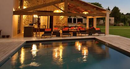 Great charming holiday home on 6 ha in Isle sur la Sorgue.