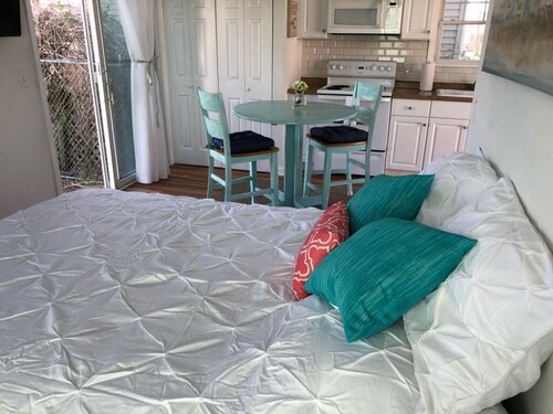 Cottage-Steps to the beach-See Block Island