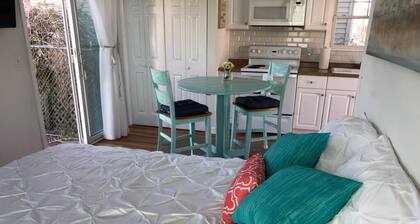 Cottage-Steps to the beach-See Block Island