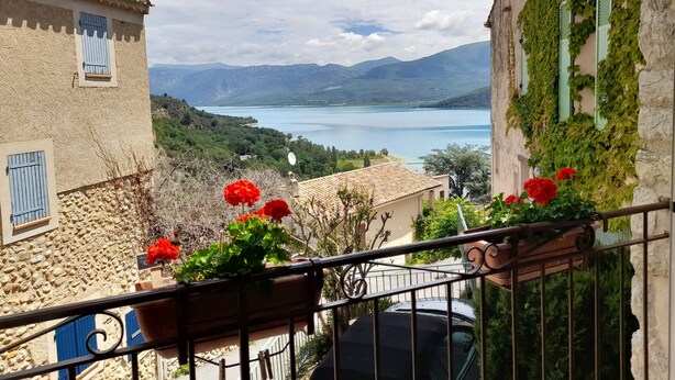 A balcony with a view of a lake and mountains. - Village house with lake view (Sainte-Croix-Du-Verdon)