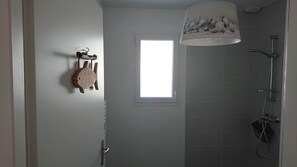 Douche, sĂšche-cheveux, serviettes fournies