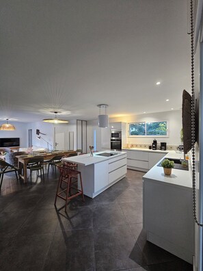 Fridge, microwave, oven, stovetop - NEW HOUSE, 700M FROM THE BEACH WITH A HEATED SWIMMING POOL AND A SPA (Labenne)
