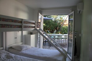 4 slaapkamers, een strijkplank/strijkijzer, gratis wifi, beddengoed