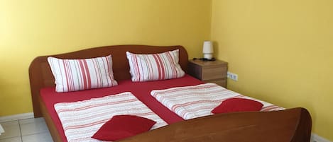 1 bedroom, bed sheets