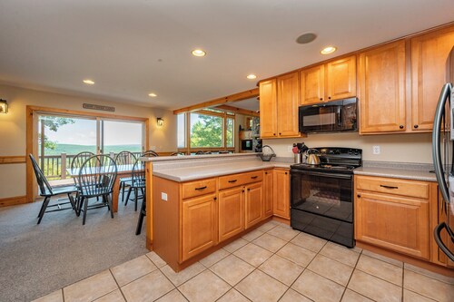 Ridgetop Dog Friendly Retreat w/ Hot Tub & Views