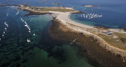CASA CERCA DEL MAR, TIENDAS, PISCINA