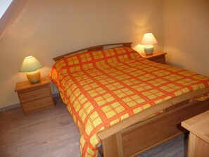 2 habitaciones, tabla de planchar con plancha y cuna de viaje 