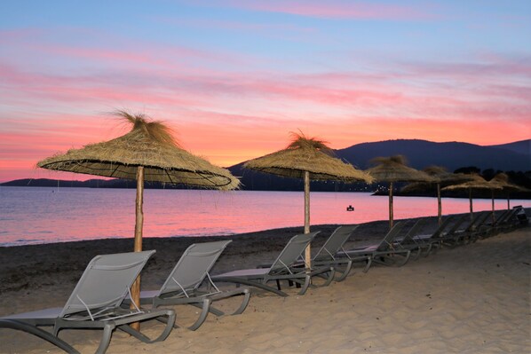 Plage à proximité, chaises longues
