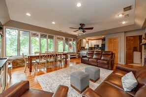 電視、壁爐、DVD 播放機