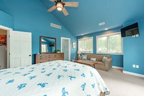 5 bedrooms, free WiFi, bed sheets - Spacious Lake Home w/ Dock, Hot Tub & Views (McHenry)