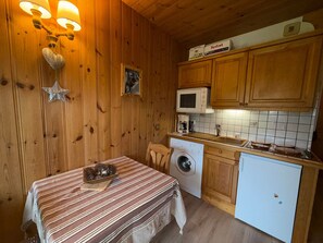 Fridge, coffee/tea maker, toaster