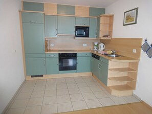 Kühlschrank, Geschirrspüler, Wasserkocher mit Kaffee-/Teezubehör