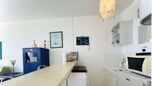 Kaffe- och tebryggare, kylskåp, mikrovågsugn och spishäll