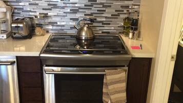 Coffee/tea maker, fridge, microwave, oven