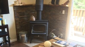 Una sala de estar con una mesa de centro de madera, una chimenea y un televisor.
