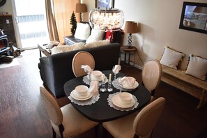 Smart TV, fireplace, Netflix, Hulu - Beautiful Newly Remodeled Condo w/ Free Wifi! Shops & Mountain Close! Must See! (Mammoth Lakes)