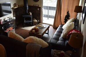 Smart TV, fireplace, Netflix, Hulu - Beautiful Newly Remodeled Condo w/ Free Wifi! Shops & Mountain Close! Must See! (Mammoth Lakes)