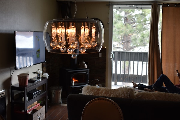 Smart TV, fireplace, Netflix, Hulu