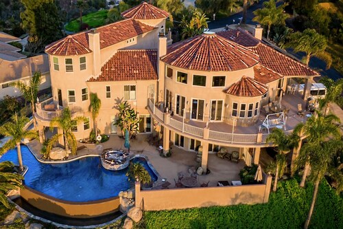 10,000 ft² view estate with 7 Bdm Suites, Resort Pool, Theatre, Gym, Game Room!