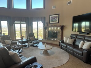 Smart TV, chimenea, reproductor de DVD y futbolito 