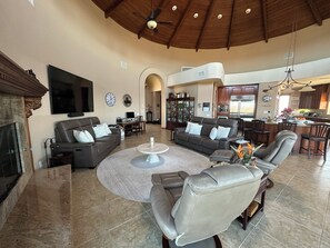 Smart TV, fireplace, DVD player, table football - 10,000 ft² view estate with 7 Bdm Suites, Resort Pool, Theatre, Gym, Game Room! (Fallbrook)