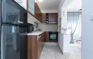 ثلاجة، موقد طهي مسطح، غسالة أطباق، ماكينة لصنع القهوة/الشاي