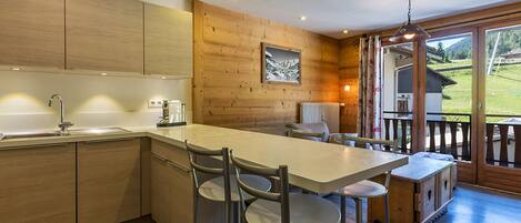 Kylskåp, mikrovågsugn, diskmaskin och kaffe- och tebryggare