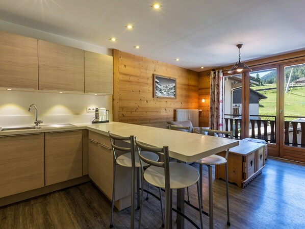 Fridge, microwave, dishwasher, coffee/tea maker