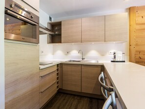 Fridge, microwave, dishwasher, coffee/tea maker