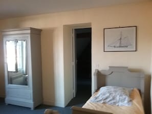 3 dormitorios, tabla de planchar con plancha, ropa de cama