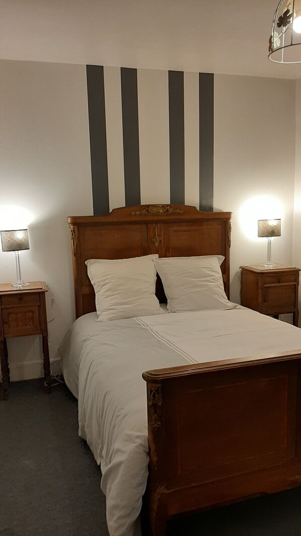 3 bedrooms, iron/ironing board, bed sheets