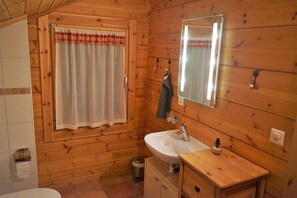 Baignoire, sèche-cheveux, serviettes fournies