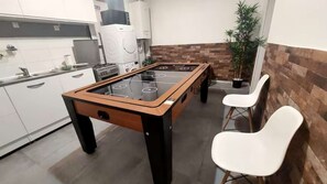 Kühlschrank, Mikrowelle, Ofen, Wasserkocher mit Kaffee-/Teezubehör