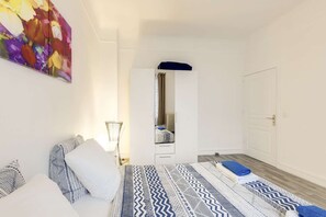 1 quarto, escrivaninha, acesso à internet