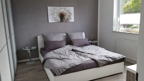 1 Schlafzimmer, BĂŒgeleisen/BĂŒgelbrett, WLAN, BettwĂ€sche