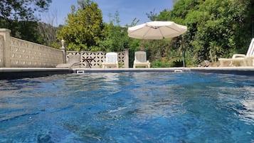 Piscine extérieure, chaises longues